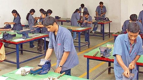 काळ बदलला पण 'आयटीआय'चे कोर्स अन् मशिनरी जुन्याच!