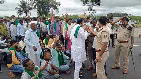 कोगनोळीत शेतकर्यांकडून महामार्ग रोखण्याचा प्रयत्न