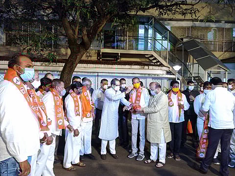 जळगाव जिल्ह्यात भाजपला खिंडार; ११ नगरसेवकांचा शिवसेनेत प्रवेश