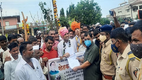 सोयगाव (जि.औरंगाबाद) : शेतकऱ्यांच्या वतीने प्रशासनाला हर्षवर्धन जाधव यांनी निवेदन दिले.