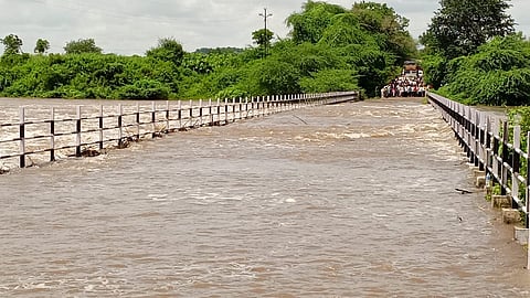 औंढा नागनाथ (जि.हिंगोली) : तालुक्यातील सिध्देश्वर धरणाचे बारा दरवाजे उघडून पूर्णा नदी पात्रात पाण्याचा विसर्ग केला जात असल्याने यामुळे नदीला पूर आला आहे. त्याचे पाणी माथा गावाजवळील पुलावरून जात असल्याने बुधवार (ता.२९) औंढा -औरंगाबाद रस्ता बंद झाला आहे.