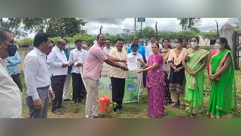 रयत शिक्षण संस्थेच्या माजी विद्यार्थ्यांनी शाळेस दिली १५०० झाडे