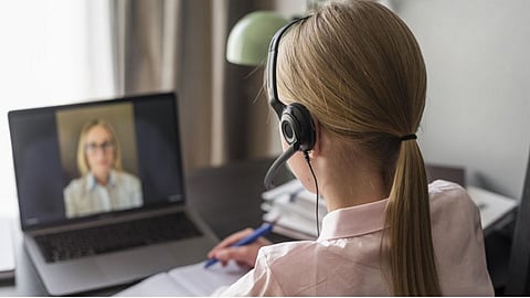 ऑनलाईन शिक्षणात हेडफोन, ब्लूटूथच्या अतिवापराने वाढला धोका