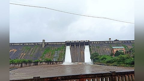 डिंभे धरण १०० टक्के भरले; ३ हजार क्लुसेक्सने पाणी सोडले