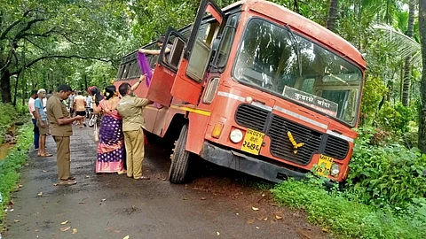 कोलझरात कुडासे-बांदा एसटी कलंडली; प्रवासी सुखरुप