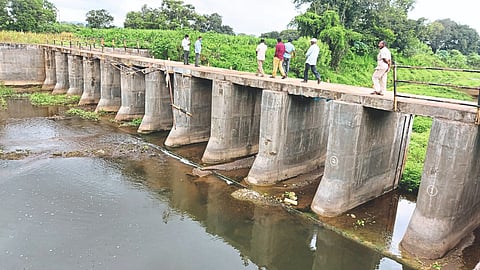 बंधाऱ्याच्या फळ्या चोरीला