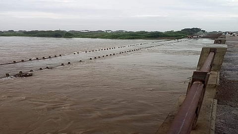 सेलू (जि. परभणी) - लोअर दूधना धरणाची चौदा दरवाजातून होत असलेल्या विसर्गामुळे मोरेगावच्या पुलावरून असे पाणी वाहत आहे.
