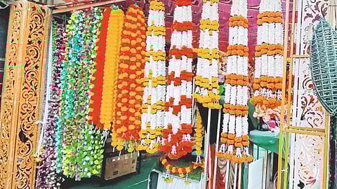 ग्रामीण भागातही आर्टिफिशल फुलांचे लोण; हार व तोरणांनी दुकानं सजली