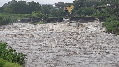 औरंगाबाद - मुसळधार पावसामुळे शहरातून वाहणाऱ्या खाम नदीला पूर आला आहे.