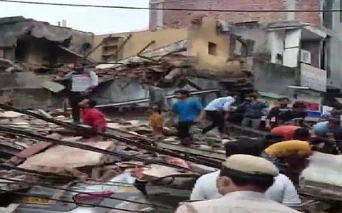 दिल्लीत चार मजली इमारत कोसळली