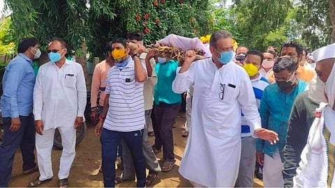 निष्ठावंत कार्यकर्त्याच्या अंत्ययात्रेला आमदार प्रशांत परिचारकांनी दिला खांदा