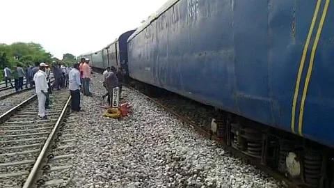 नांदेड जिल्ह्यातील शिवनगाव रेल्वे स्थानकात मालगाडी रुळावरून घसरली, मनमाड - हैद्राबाद रेल्वेमार्ग बंद झाला असून दुरूस्तीचे काम युद्धपातळीवर सुरू आहे.