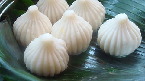 गणपतीच्या नेवैद्यासाठी अशी बनवा मोदकाची उकड