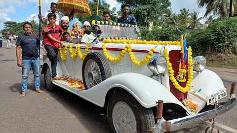 कोल्हापुरात बाप्पाच्या निरोपासाठी मंडळाने राजेशाही गाडीतून मिरवणूक काढली.