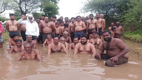 शिऊर (जि.औरंगाबाद) : सावखेड (खं) या रस्त्यावरील पाण्यात अर्धनग्न जलआंदोलन करताना रहिवासी.