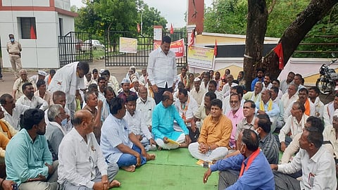 हिंगोली : शेतकरी विरोधी कृषी कायदे रद्द करण्याच्या मागणीसाठी अखिल भारतीय किसान संघर्ष समन्वय समितीच्या वतीने सोमवारी (ता.२७) जिल्हाधिकारी कार्यालयासमोर धरणे आंदोलन करण्यात आले.