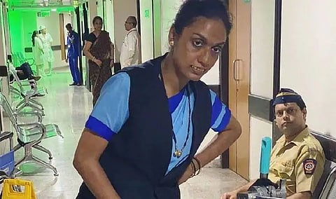 बिग बॉसची विजेती हॉस्पिटलमध्ये पुसतेय फरशी