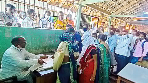 due to artificial shortage of stamps there are queues of customers in tehsil office in nevasa