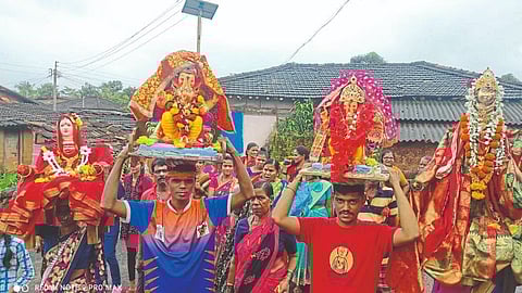 मंडणगड : गौरी-गणपतींना विसर्जनासाठी नेताना भाविक.