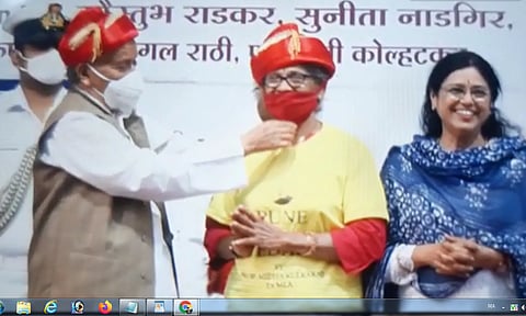 राज्यपालांना कोरोनाचा विसर?, सत्कारावेळी स्पर्धकाचा स्वत: काढला मास्क