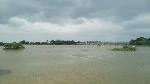 जुने कायगाव (ता.गंगापूर, जि.औरंगाबाद) : नगर, नाशिक जिल्ह्यातील धरणांमधून विसर्ग करण्यात आलेले पाणी जुने कायगाव (ता.गंगापूर)येथील गोदावरी नदी पात्रात दाखल होत असल्याने नदी ची पाणी पातळी वाढत आहे. (छायाचित्र - जमील पठाण)