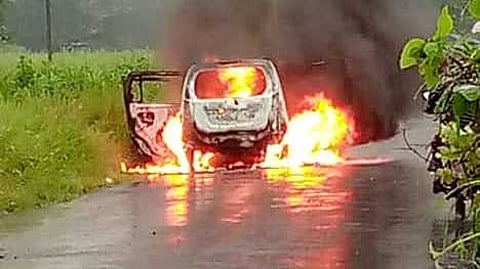 पालघर: धावत्या कारने अचानक पेट घेतला, जळत्या गाडीतून बाहेर पडले प्रवासी
