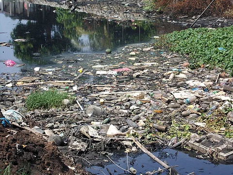 ओढ्यांमध्ये प्लॅस्टिक कचऱ्याचा महापूर