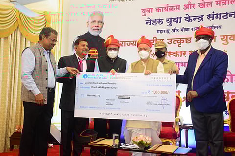 राज्यपालांच्या हस्ते सन्मान