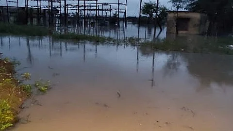 बीड - धानोर परिसरा मांजरा पट्ट्यातील गावांचा संपर्क तुटला आहे. नदीच्या परिसरात दोन किलोमीटर पाणीच पाणी झाले आहे.
