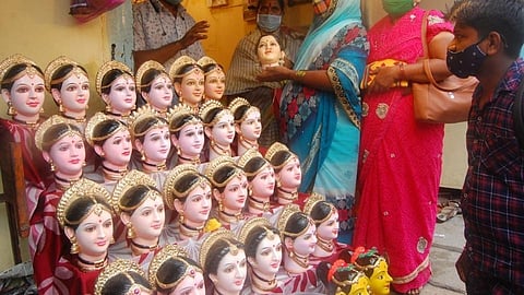 गौरी सजावटीच्या साहित्यांनी सजल्या बाजारपेठा !