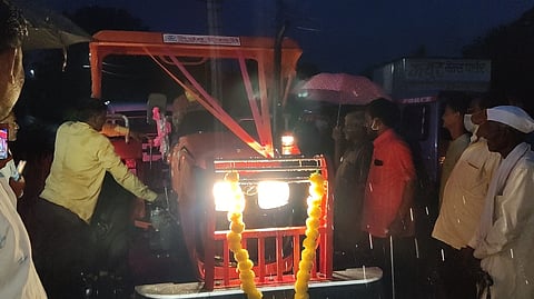 पालकमंत्री डॉ. राजेंद्र शिंगणे यांनी पूजन करून चालवला ट्रॅक्टर