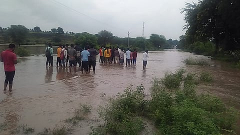 दोघे गेले वाहून