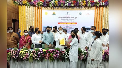 बजाजच्या लसीकरण मोहिमेतील कर्मचाऱ्यांचा अजित पवारांच्या हस्ते सत्कार