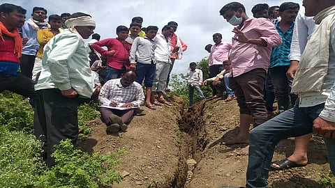 गेवराई (जि.बीड) -तालुक्यातील गोविंदवाडी येथील पाझर तलावाच्या भिंतीला अज्ञात व्यक्तीने फोडून देण्याच्या उद्देशाने भगदाड पडले आहे.