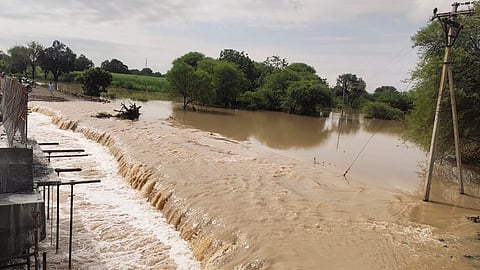 कळंब (जि.उस्मानाबाद) - कळंब-ढोकी मार्गावरील पर्यायी पुलावरून पाणी वाहत असल्याने वाहतूक ठप्प
