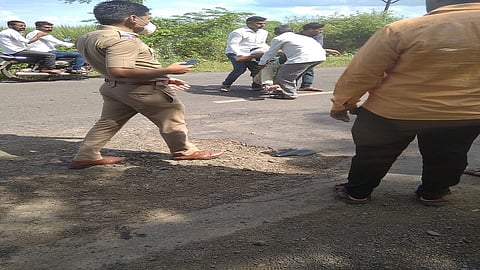 कायगाव (जि.औरंगाबाद) : जुने कायगाव-गंगापूर रोडवर खड्ड्यामुळे झालेल्या रस्ता अपघात स्थळी जखमींना मदतकार्य करून उपचार्थ दवाखान्यात नेताना पोलीस आणि नागरिक.