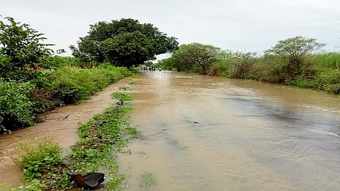 रुई (ता. उस्मानाबाद) : तेरणा नदीच्या पात्राच्या अलीकडे असलेल्या खड्ड्यात मोठ्या प्रमाणात पाणी साचल्याने वाहतूक संथ गतीने सुरू आहे.
