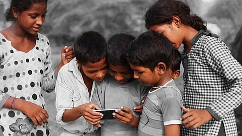 शाळा बंदमुळे दुष्टच्रकात भावी पिढी! दोन लाख विद्यार्थी प्रवाहाबाहेर