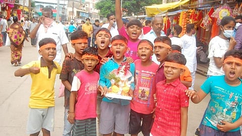 आले गणराय! स्वागतासाठी रमले बच्चेकंपनीसह कुटुंबीयही