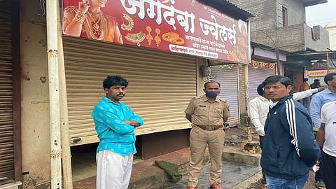 गंगापूर (जि.औरंगाबाद) - बसस्थानक रस्त्यावरील ज्वेलर्स दुकाने चोरट्यांनी फोडले.