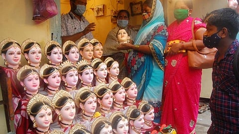 सोज्वळ, पारंपरिक गौरींच्या मुखवट्यांना नेहमीच्याच उत्साहात प्रतिसाद!