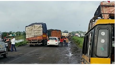 मांजरा नदीला महापूर, परीक्षा देण्यासाठी जाणारे 90 विद्यार्थी अडकले