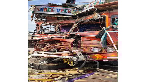 उजनी (जि.लातूर) - औसा-तुळजापूर महामार्गावर अपघातग्रस्त ट्रक