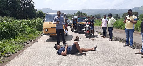 पाली खोपोली राज्य महामार्गाची दुरवस्था; शिवसेनेतर्फे रस्ता रोको