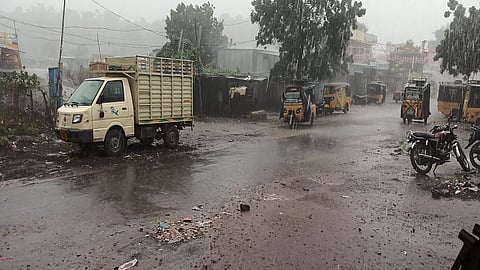 शिवणी (जि.नांदेड) : किनवट  तालुक्यातील शिवणीसह परिसरात अचानक वादळी वाऱ्यासह अर्धातास पाऊस झाला.