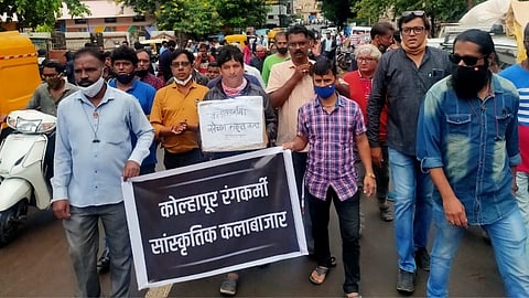 कोल्हापुरात रंगकर्मींच्या सांस्कृतिक कला बाजार आंदोलनाला सुरुवात