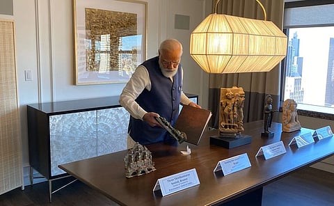 अमेरिकेनं मोदींना दिल्या भारताच्या अतिप्राचीन 157 कलाकृती
