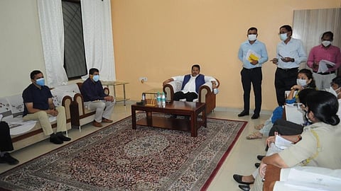 संभाव्य तिसऱ्या लाटेबाबत दक्ष राहा! वडेट्टीवारांच्या सूचना