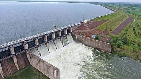 केज (जि.बीड) : तालुक्यातील धनेगाव येथील मांजरा धरण पुर्ण क्षमतेने मंगळवार रोजी दुपारी एक वाजण्याच्या सुमारास भरले आहे.