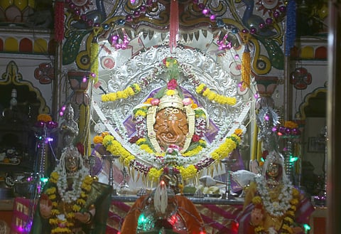 पुणे : विहीर खोदताना सापडलेली दशभुज चिंतामणी मूर्ती